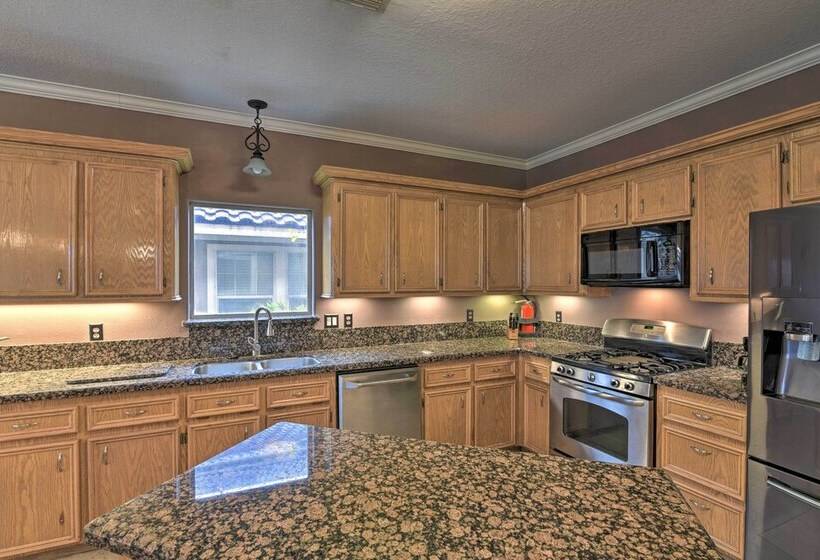 8 Mi To Kemah Boardwalk: Texas Gulf Home W/ Patio