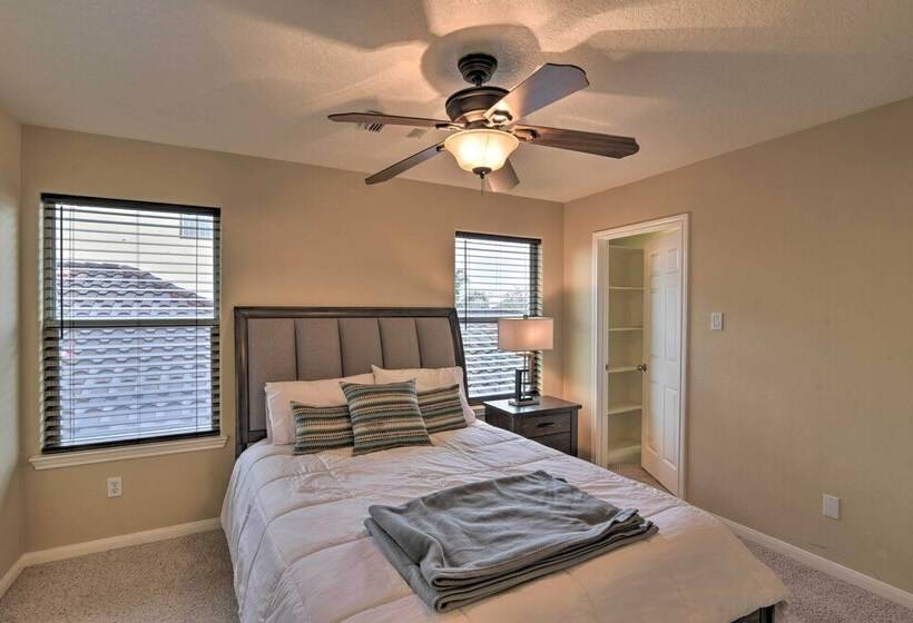 8 Mi To Kemah Boardwalk: Texas Gulf Home W/ Patio