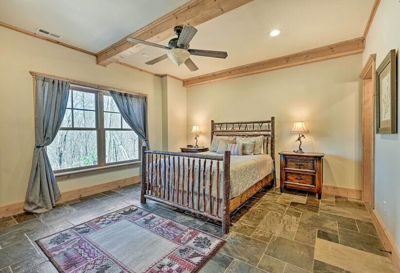Hot Tub & Deck: Getaway Near Nantahala Gorge!