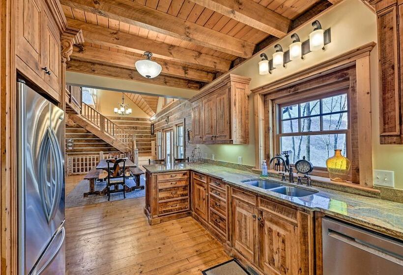 Hot Tub & Deck: Getaway Near Nantahala Gorge!