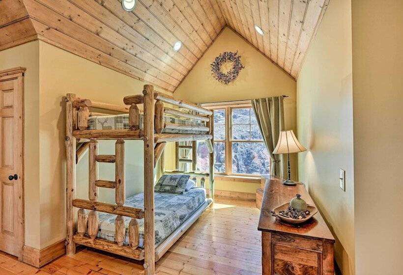 Hot Tub & Deck: Getaway Near Nantahala Gorge!