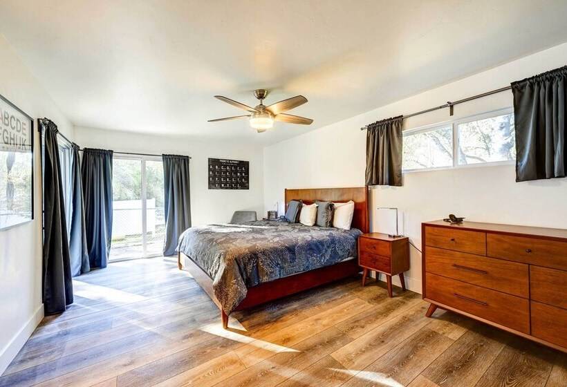 Dog Friendly Oakhurst Home: Walk To Downtown!