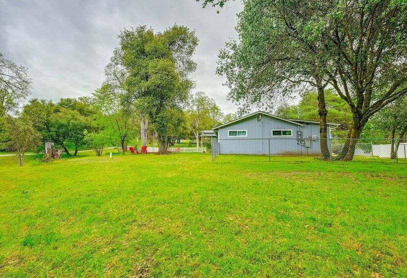 Dog Friendly Oakhurst Home: Walk To Downtown!