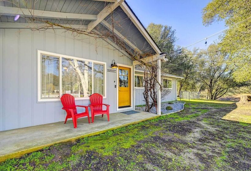 Dog Friendly Oakhurst Home: Walk To Downtown!