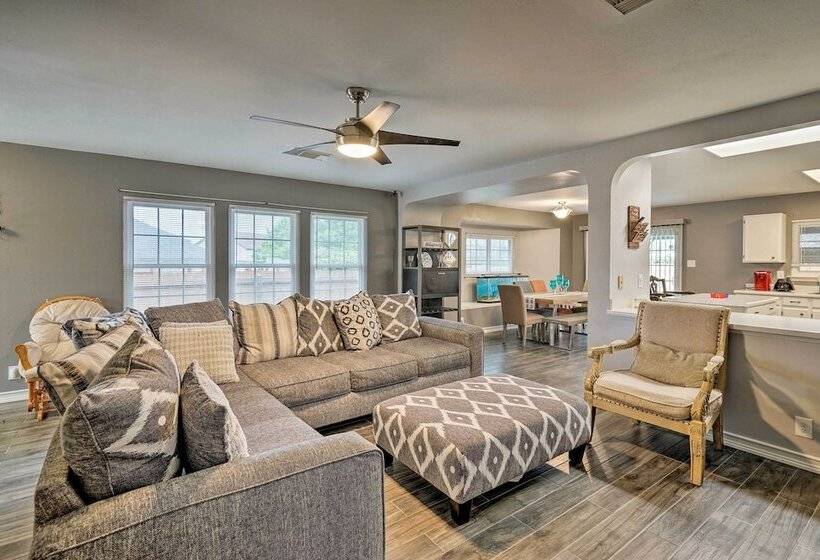 Dog Friendly Texas Retreat W/ Hot Tub, Patio & Bar