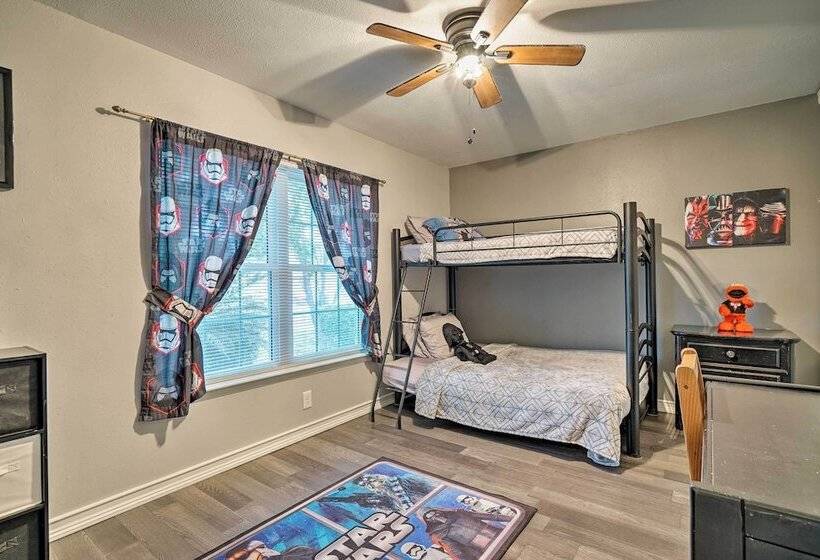 Dog Friendly Texas Retreat W/ Hot Tub, Patio & Bar