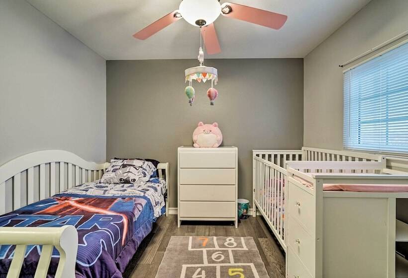 Dog Friendly Texas Retreat W/ Hot Tub, Patio & Bar