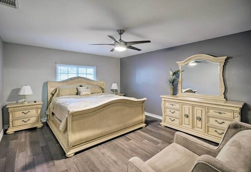 Dog Friendly Texas Retreat W/ Hot Tub, Patio & Bar