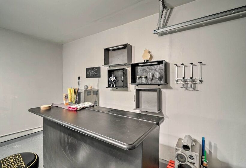 Dog Friendly Texas Retreat W/ Hot Tub, Patio & Bar