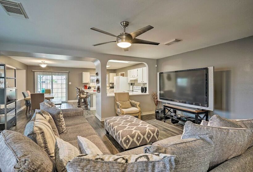 Dog Friendly Texas Retreat W/ Hot Tub, Patio & Bar