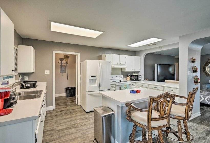 Dog Friendly Texas Retreat W/ Hot Tub, Patio & Bar