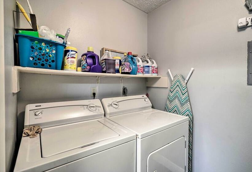 Dog Friendly Texas Retreat W/ Hot Tub, Patio & Bar