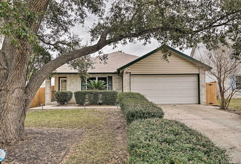 Dog Friendly Texas Retreat W/ Hot Tub, Patio & Bar