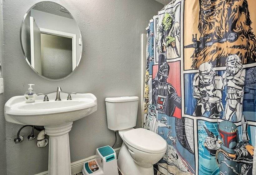 Dog Friendly Texas Retreat W/ Hot Tub, Patio & Bar