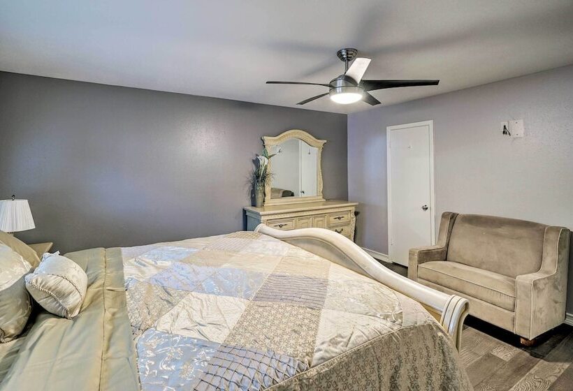 Dog Friendly Texas Retreat W/ Hot Tub, Patio & Bar