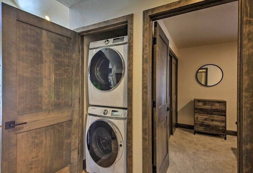 Dover Vacation Rental: Walk To Lake Pend!