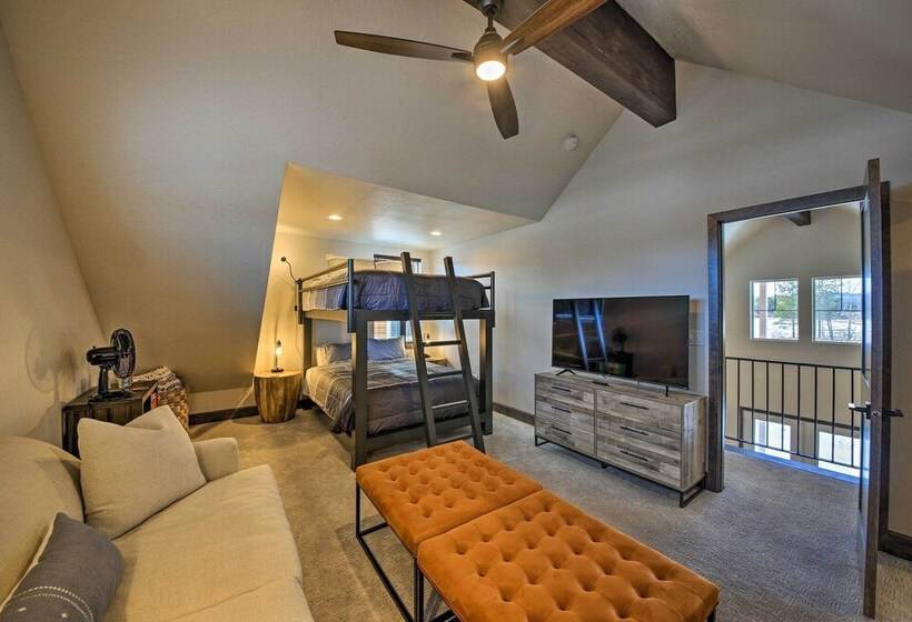 Dover Vacation Rental: Walk To Lake Pend!