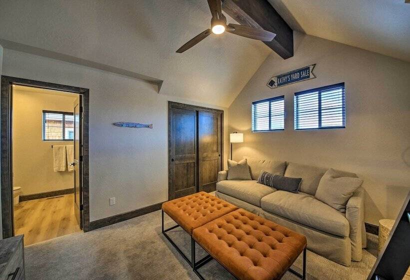 Dover Vacation Rental: Walk To Lake Pend!