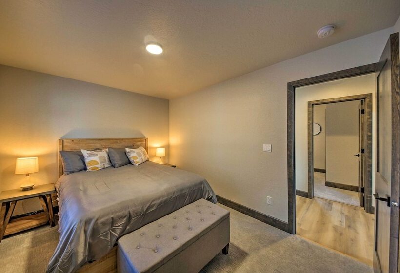 Dover Vacation Rental: Walk To Lake Pend!