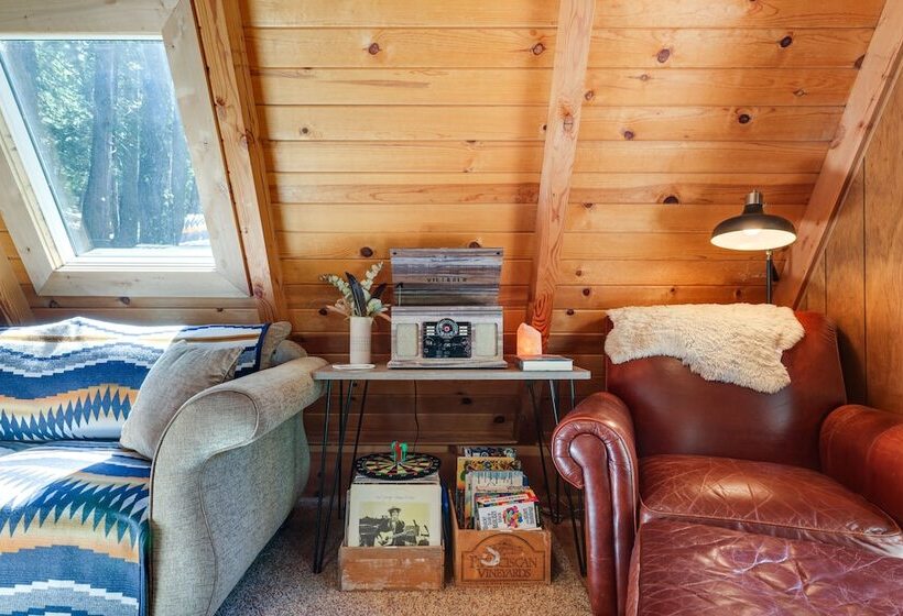 Decks, Grills + Fire Pit: Camp Connell Hideaway!