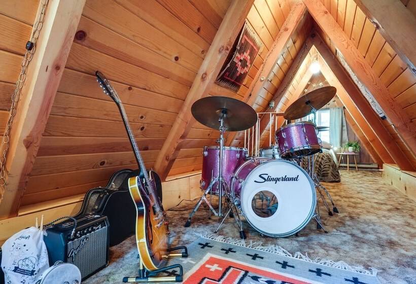 Decks, Grills + Fire Pit: Camp Connell Hideaway!