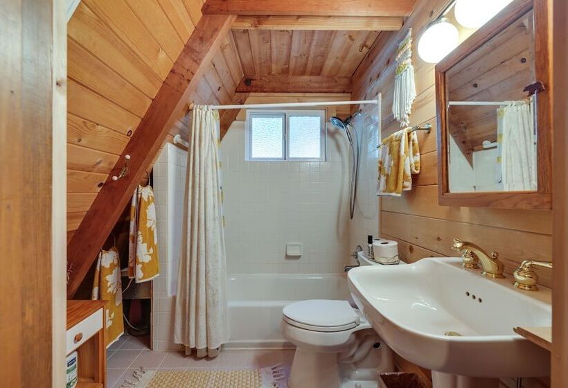 Decks, Grills + Fire Pit: Camp Connell Hideaway!