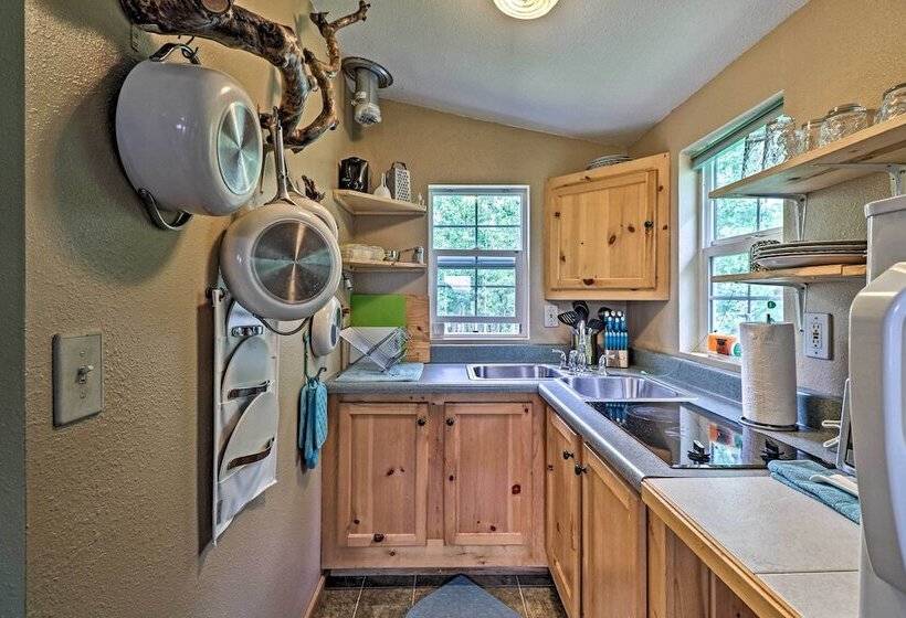 Duck Lake Cabin Rental Near Glacier National Park!