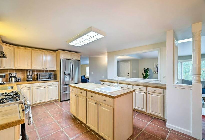 East Stroudsburg House W/ Hot Tub + Pool!