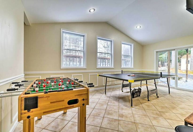 East Stroudsburg House W/ Hot Tub + Pool!