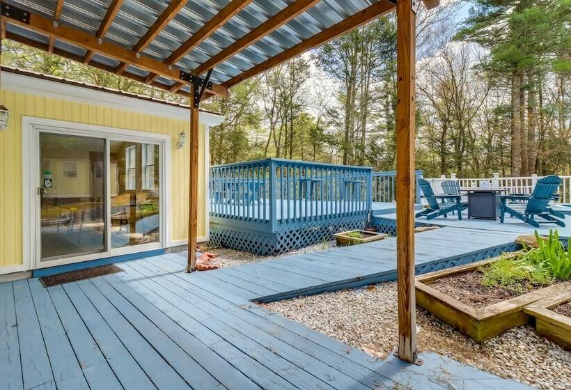 East Stroudsburg House W/ Hot Tub + Pool!