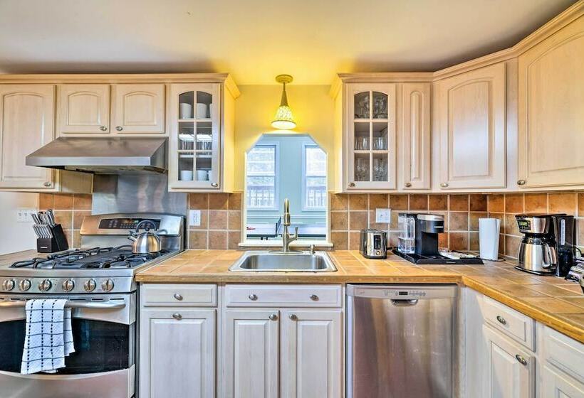 East Stroudsburg House W/ Hot Tub + Pool!