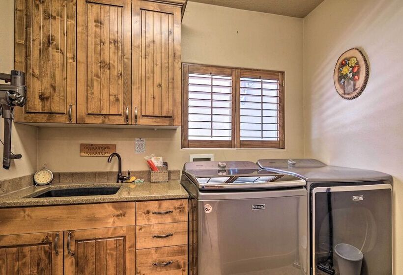 Elegant Kanab Home: Mtn Views & Hiking Trail!