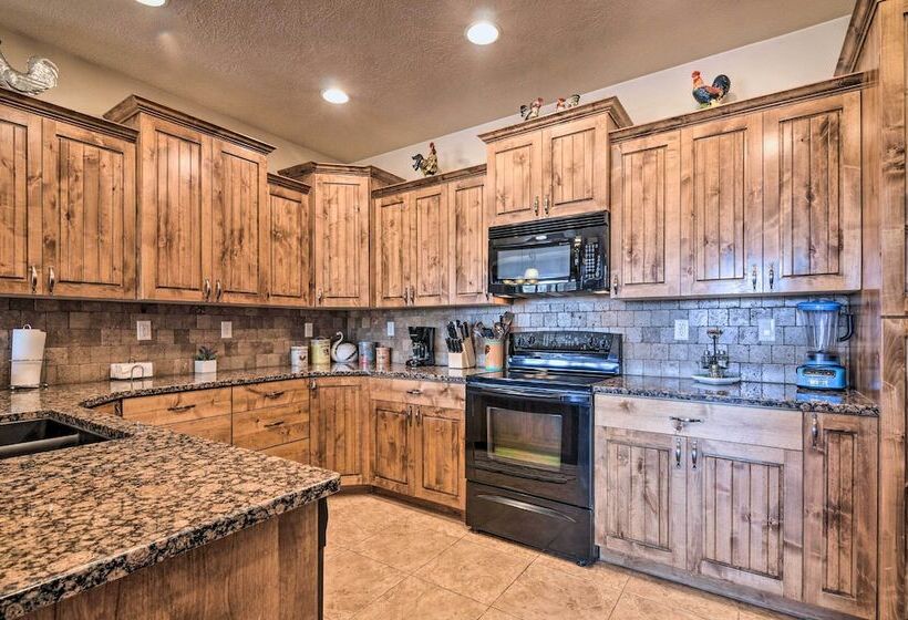 Elegant Kanab Home: Mtn Views & Hiking Trail!