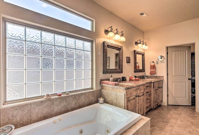 Elegant Kanab Home: Mtn Views & Hiking Trail!