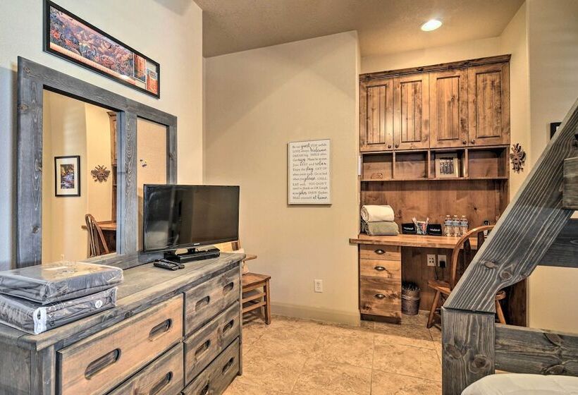 Elegant Kanab Home: Mtn Views & Hiking Trail!