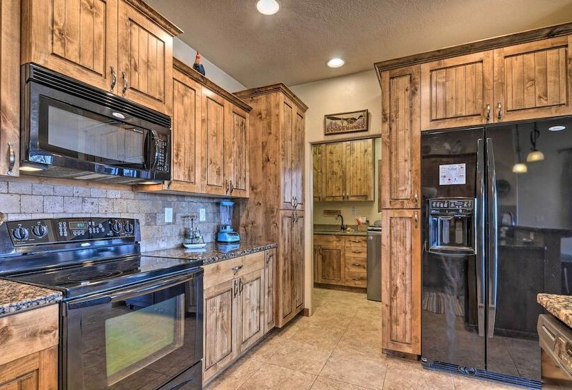 Elegant Kanab Home: Mtn Views & Hiking Trail!