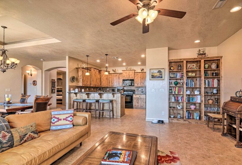 Elegant Kanab Home: Mtn Views & Hiking Trail!