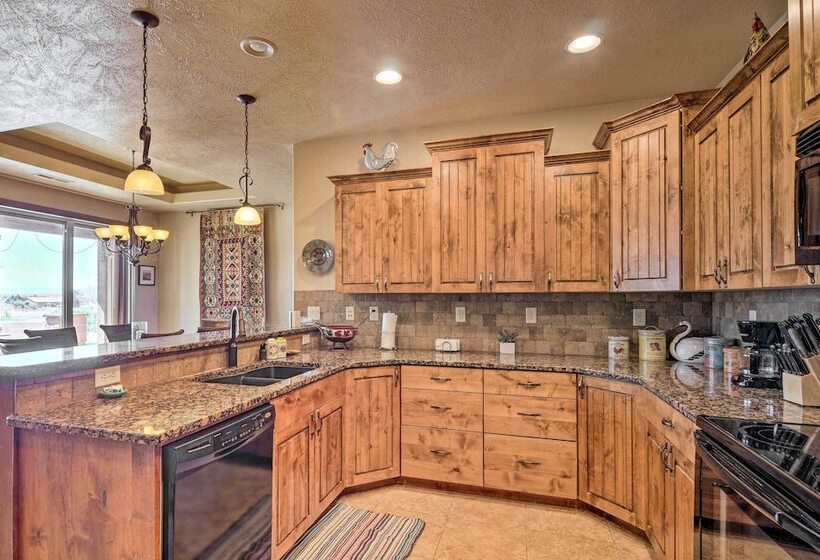 Elegant Kanab Home: Mtn Views & Hiking Trail!