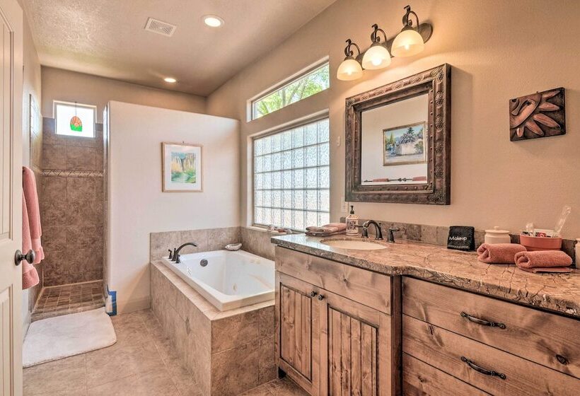 Elegant Kanab Home: Mtn Views & Hiking Trail!