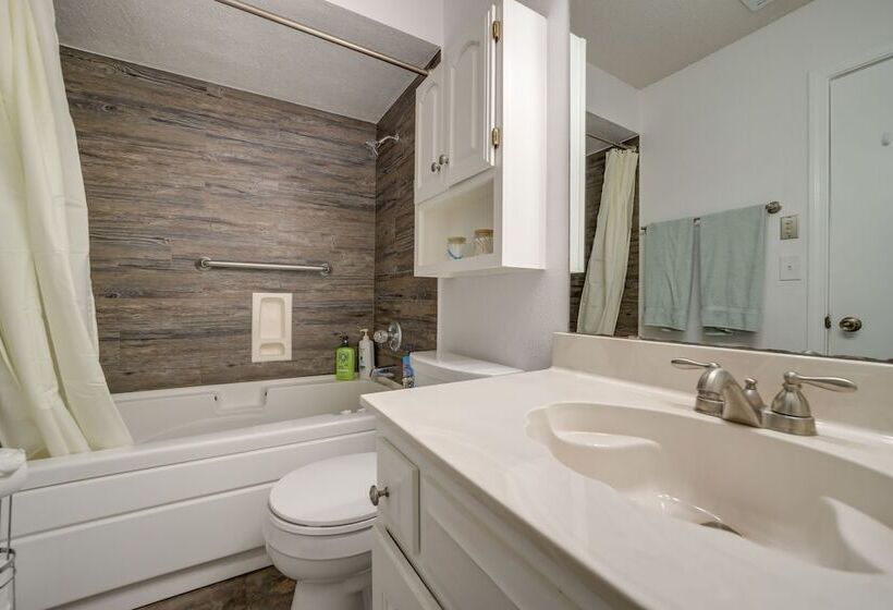 Family Friendly Broken Arrow Retreat W/ Yard!