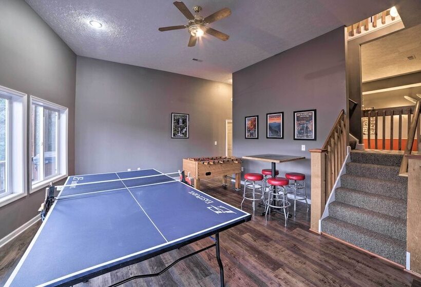 Family Friendly Massanutten Home W/ Slope Views!