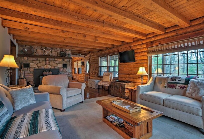 Family Friendly Massanutten Log Home W/ Views!
