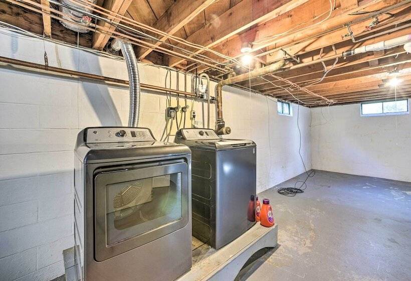 Family Friendly Retreat W/ Hot Tub: 1 Mi To Dtwn