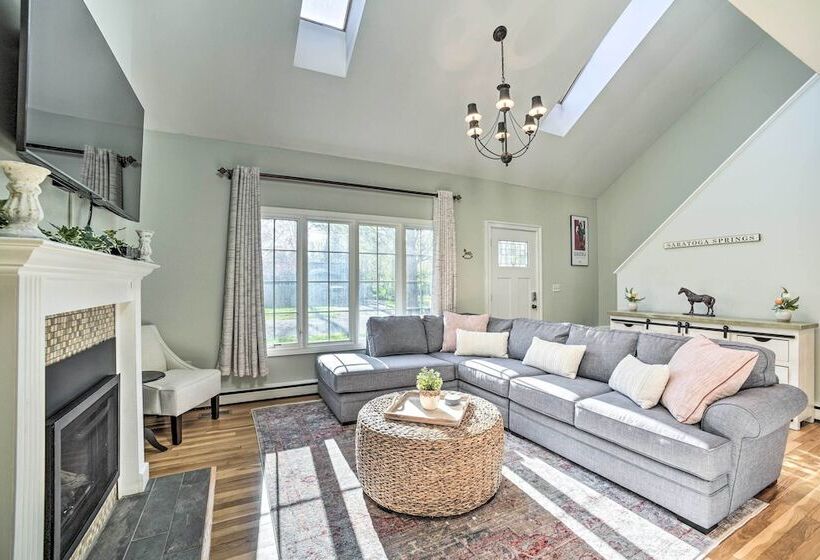 Family Friendly Retreat W/ Hot Tub: 1 Mi To Dtwn