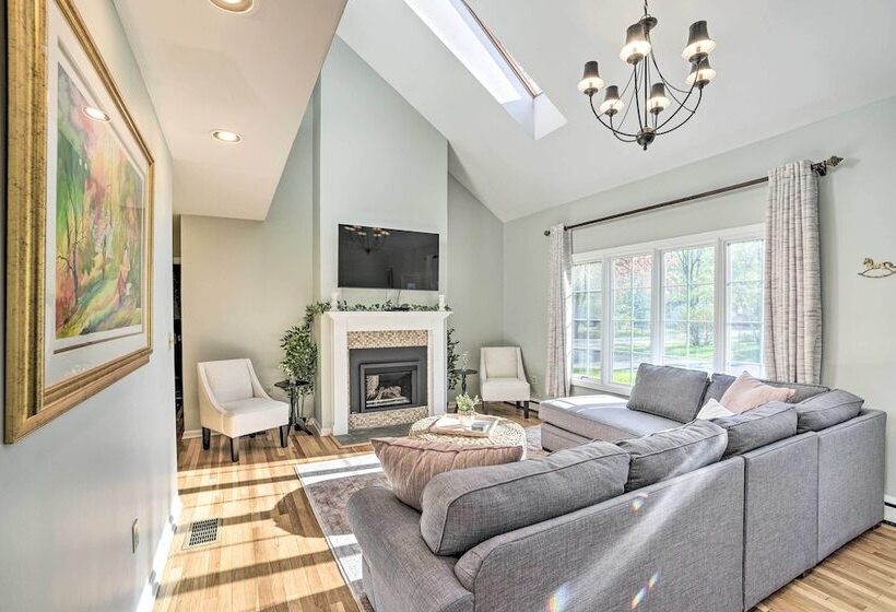 Family Friendly Retreat W/ Hot Tub: 1 Mi To Dtwn