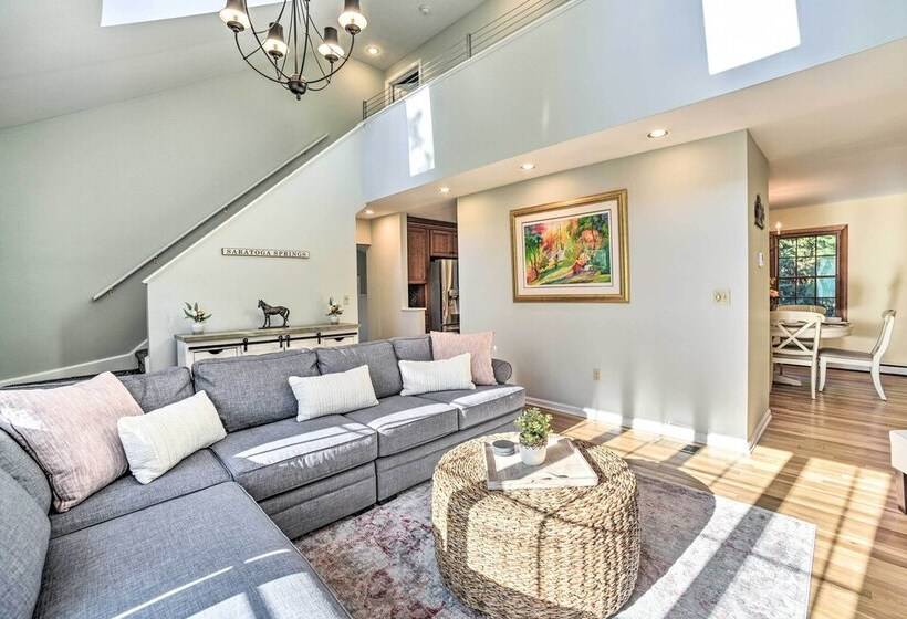 Family Friendly Retreat W/ Hot Tub: 1 Mi To Dtwn