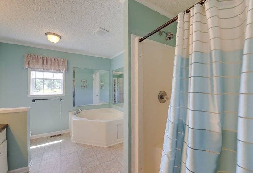 Family Home + Fire Pit & Deck, 11 Miles To Beach!