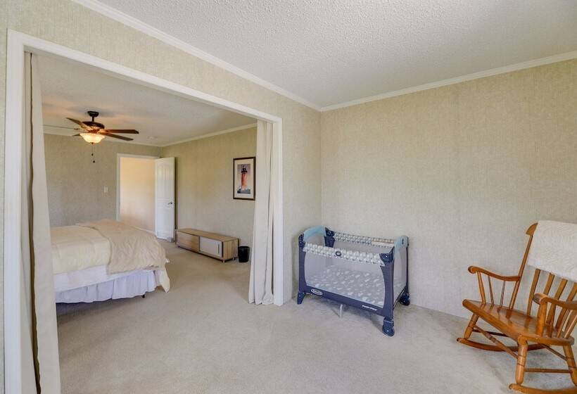 Family Home + Fire Pit & Deck, 11 Miles To Beach!