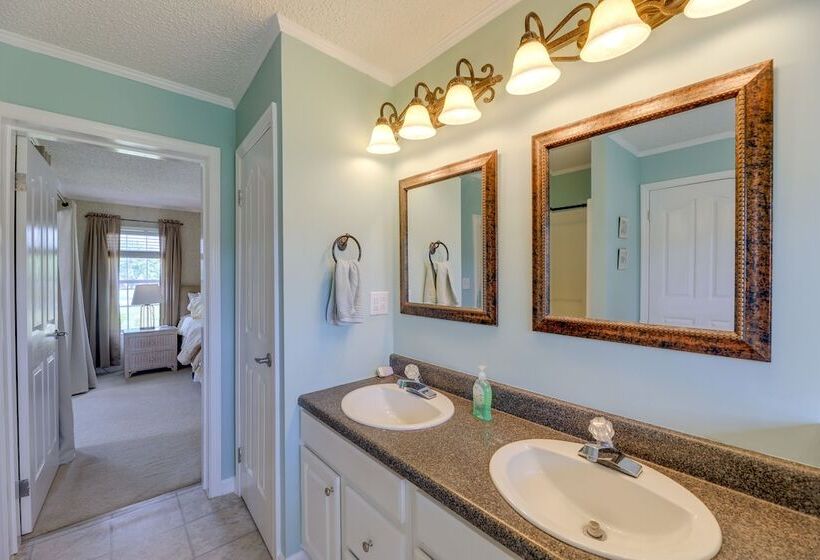 Family Home + Fire Pit & Deck, 11 Miles To Beach!