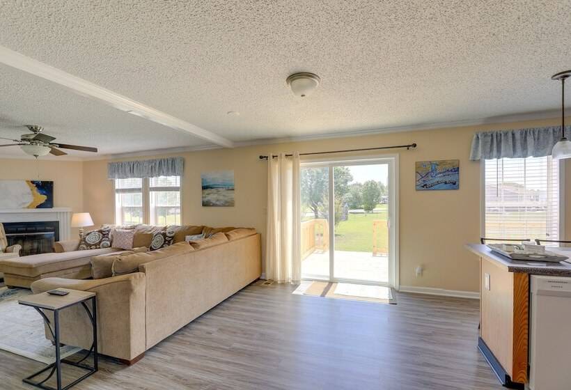 Family Home + Fire Pit & Deck, 11 Miles To Beach!